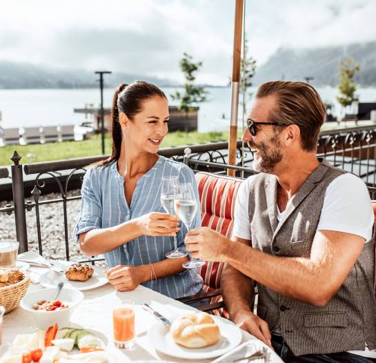 Paar beim Sektfrühstück im Entners
