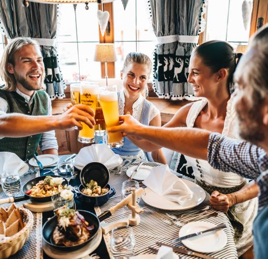 Freunde bei zünftigem Essen in Entners Stuben