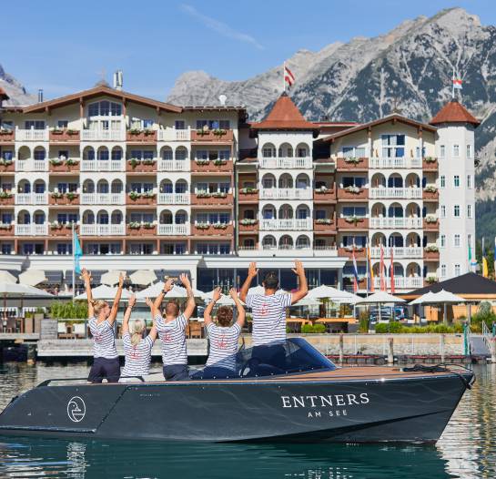 Familie im E-Boot vor Hotel Entners am See