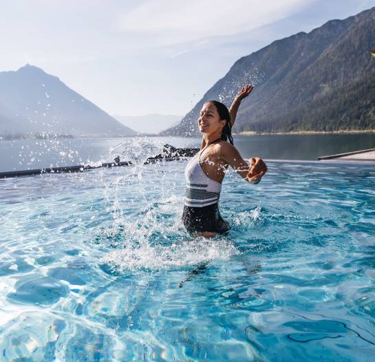 Urlaubsfreude im Infinitypool am Achensee