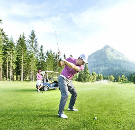 Abschlag auf Golfplatz im Naturpark Karwendel