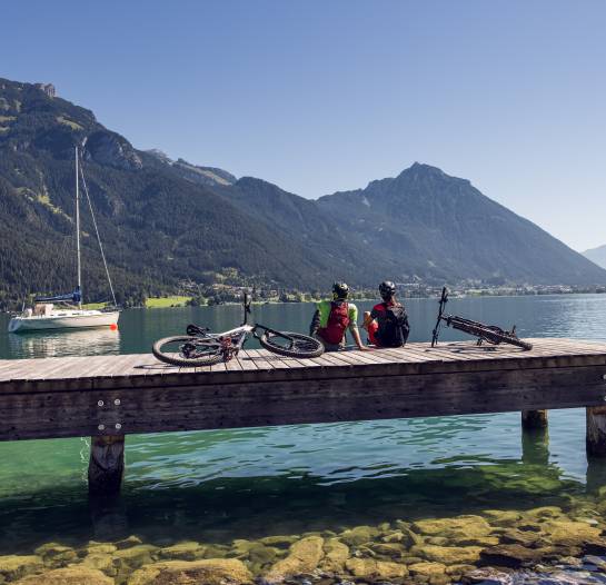 Radfahrer entpannen am Achensee