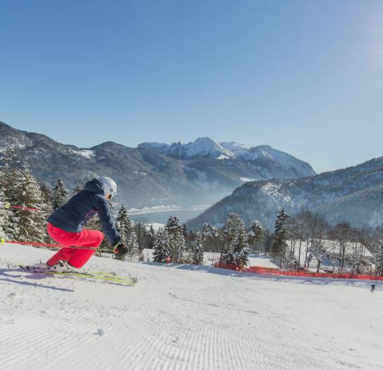 Skifahrer auf Skipiste 