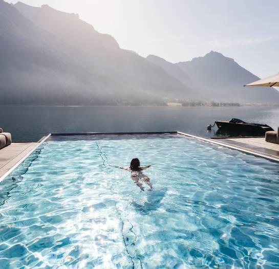 Frau in Entners Infinity Pool