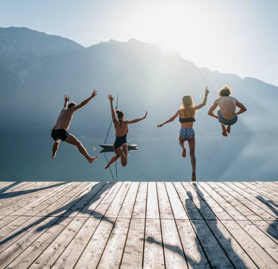 Freunde springen in den Achensee