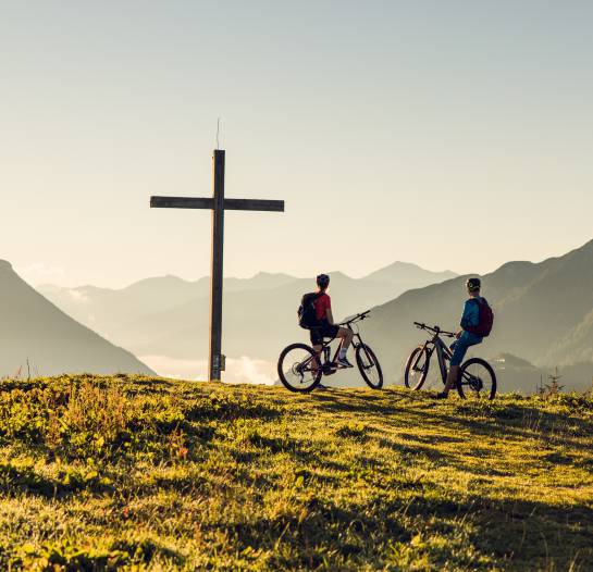 Radfahrer am Gipfelkreuz