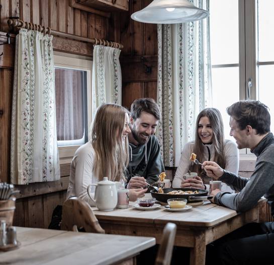 Zünftiges Essen in Tiroler Stube