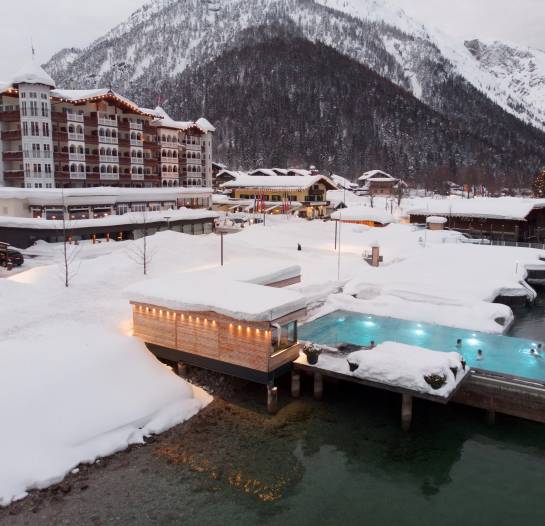 Schneebedecktes Hotel Entners am Achensee