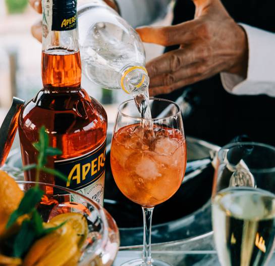 Barkeeper macht Aperol Spritz